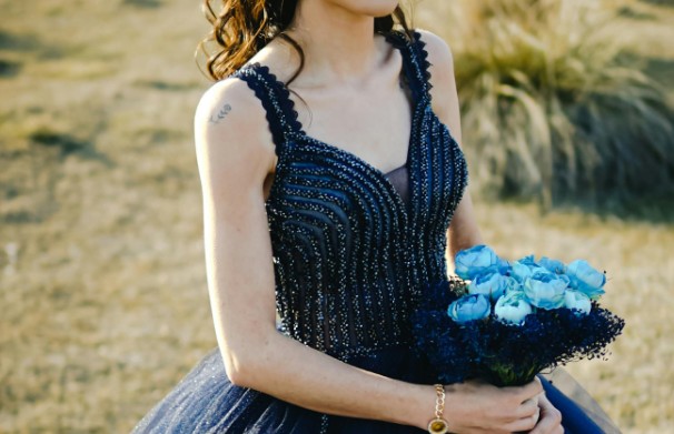 What Jewelry Should You Wear With A Navy Blue Dress